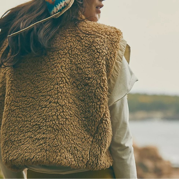 FP Movement Highline Reversible Sherpa Vest - Picture 12 of 13